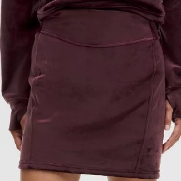 LULULEMON Velvet Scuba High Rise Mini Skirt in Garnet Sz LARGE - Picture 1 of 3